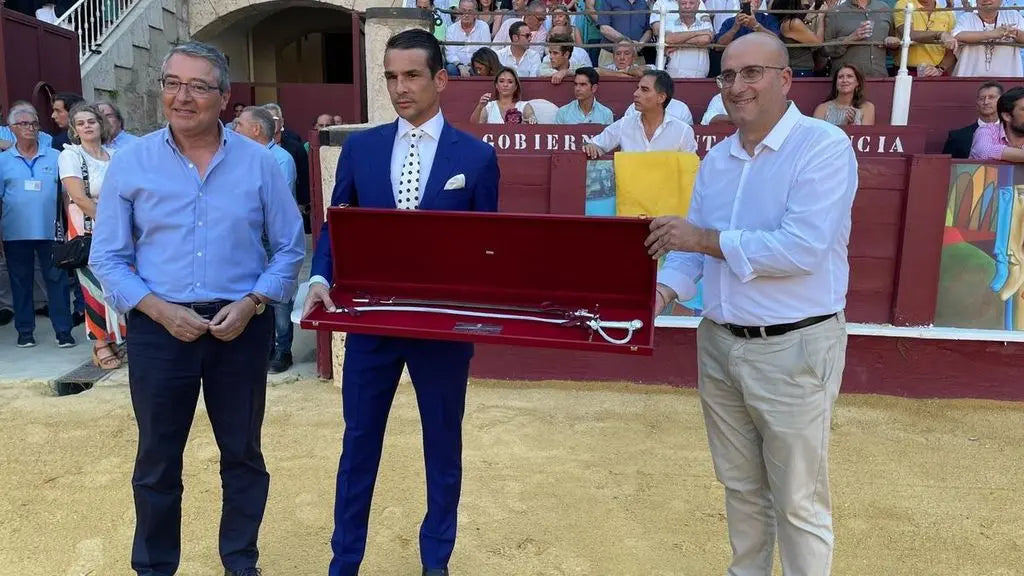 El torero Manzanares recoge el Estoque de Plata y el Capote de Paseo La Flamenca de Borgoña, Bandera de España, Cruz de Borgoña, Patricia Muñoz, VOX, Santiago Abascal 
