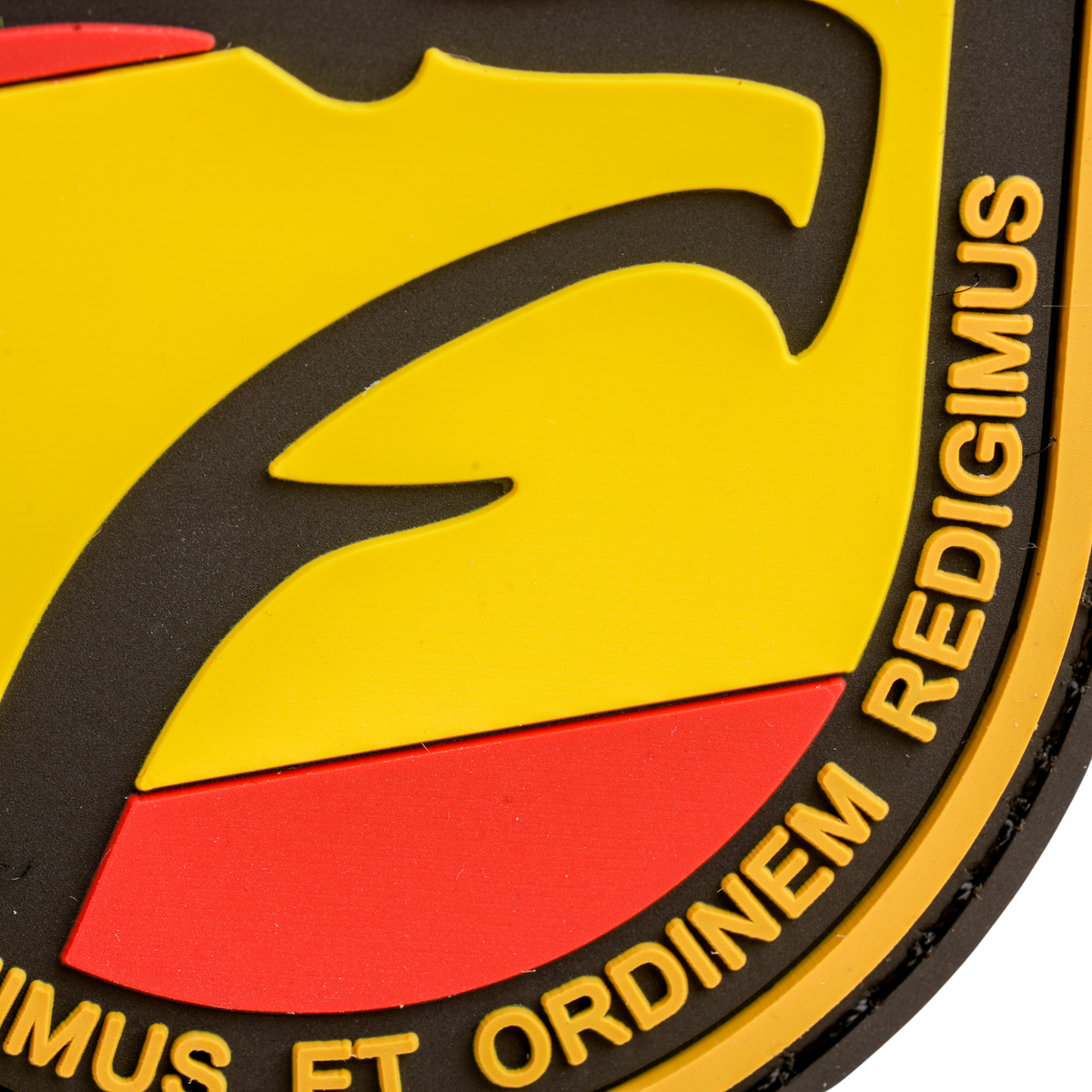 Parche U.P.R. «Custodiam Adsumimus et Ordinem Redigimus» Escudo PVC con Velcro — 8 × 6,5 cm
