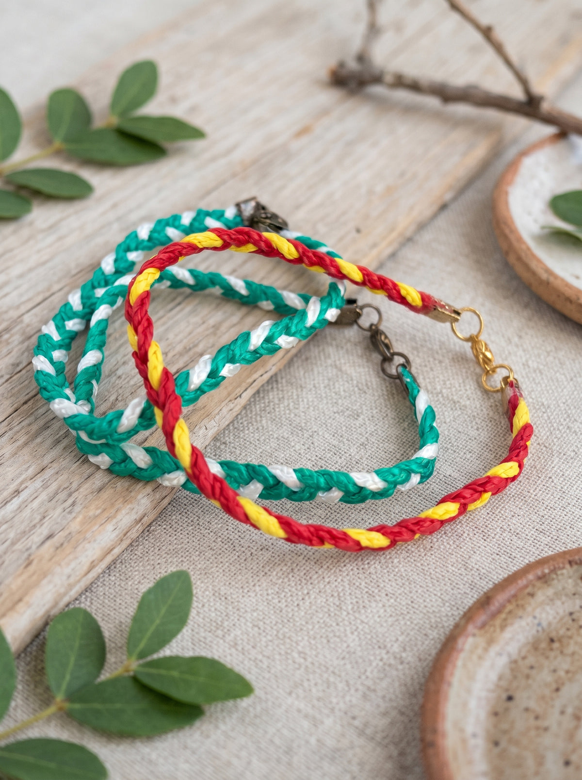 Lot 2 geflochtene Armbänder aus Spanien und Andalusien