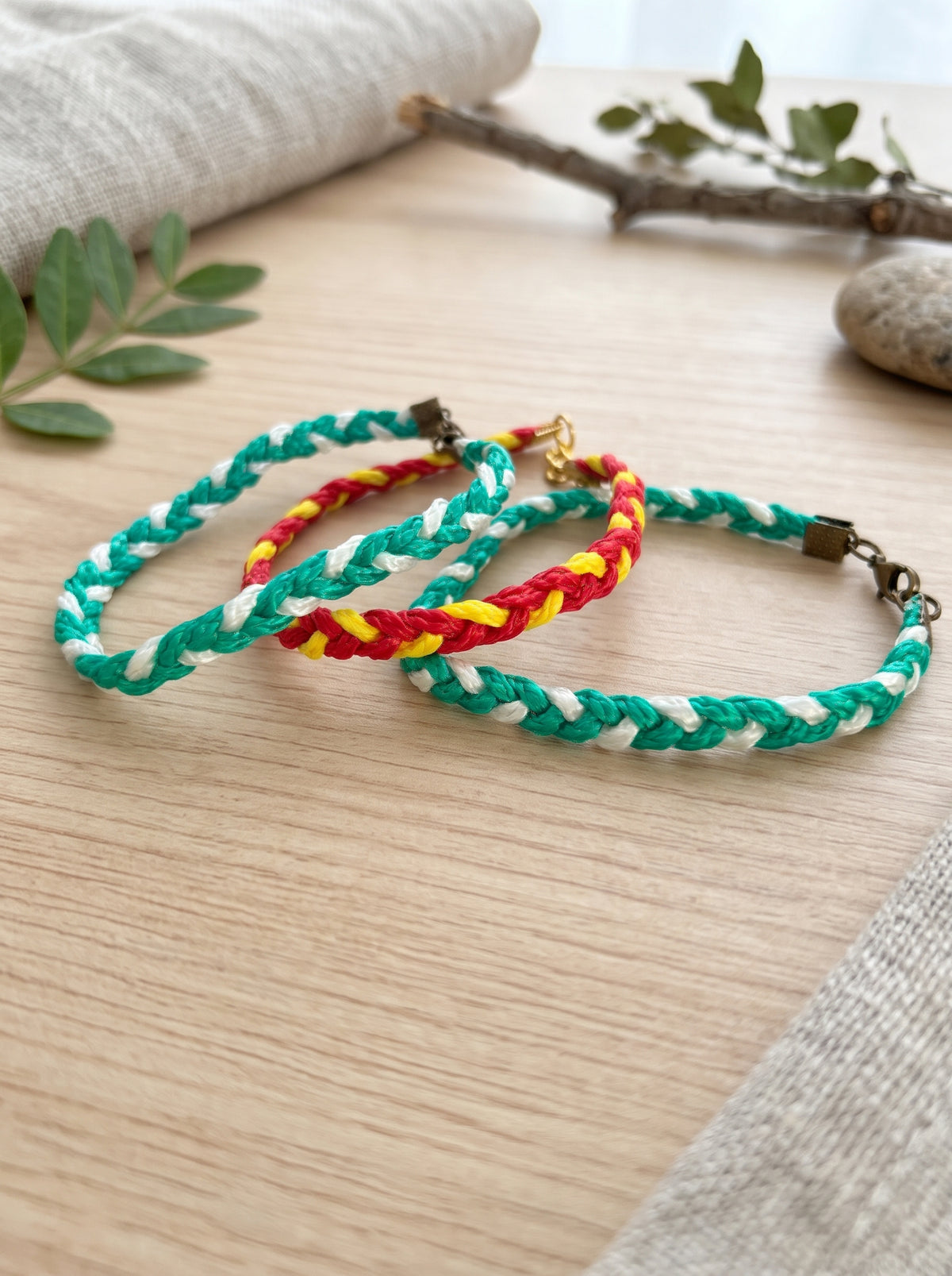 Lot 2 geflochtene Armbänder aus Spanien und Andalusien