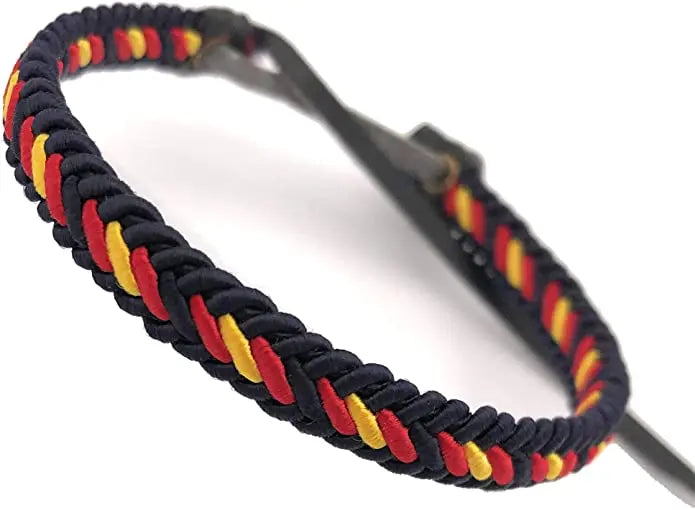 Pulsera trenzada bandera España azul nudo cuero La Flamenca de Borgoña Patricia Muñoz VOX